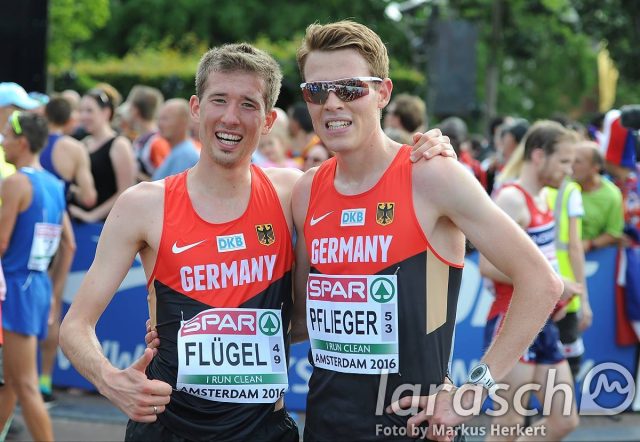 Julian Flügel (links) und Philipp Pflieger bei der EM in Amsterdam, wo Julian als bester Deutscher den Halbmarathon finishte.