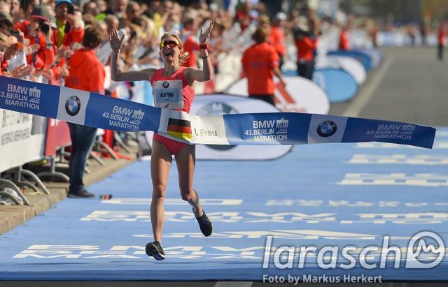 Katharina Heinig nach ihrem grandiosen Rennen beim Berlin Marathon endlich im Ziel.