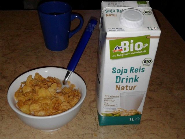 Cornflakes mit Soja-Reis-Drink - etwas kohlenhydratreicher und eiweißärmer als Kuhmilch