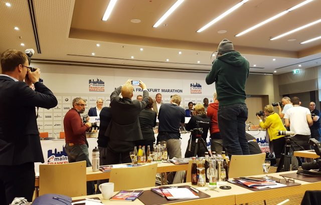 Die Fotografen drängen sich um die Tribüne der Pressekonferenz