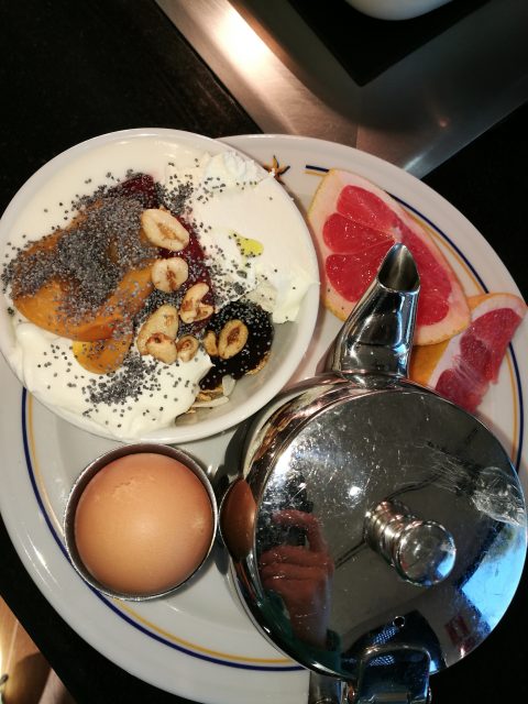 Das Frühstück unserer rasenden Reporterin: Müsli, Trockenobst, Früchte sowie Quark und Joghurt. Dazu Ei, Grapefruits und ein Kännchen grüner Tee.